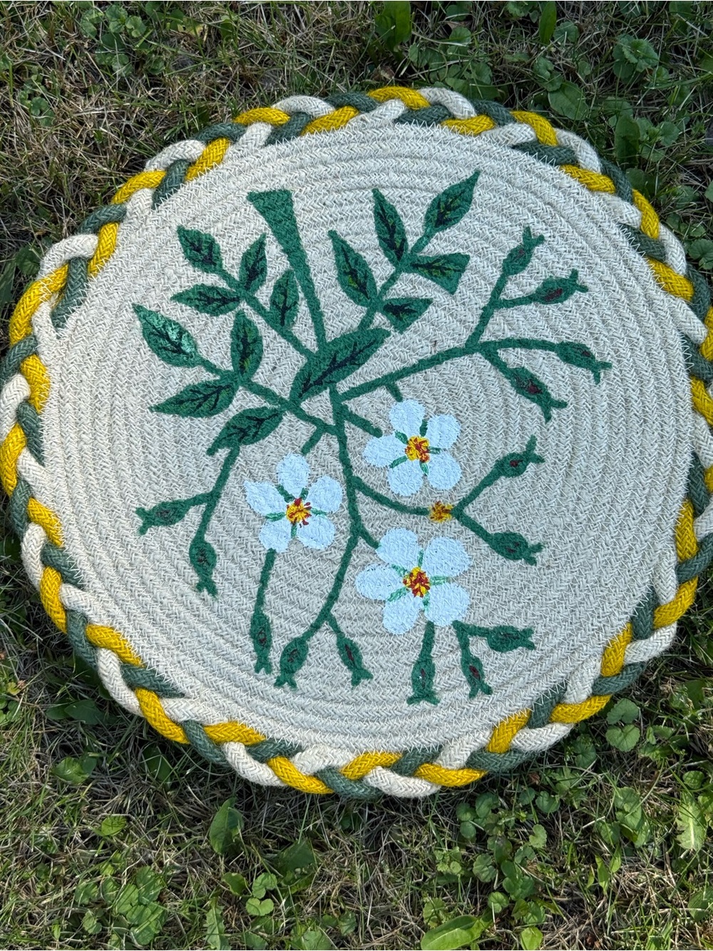 Handmade Braided Round jute  Rug with White Floral Design